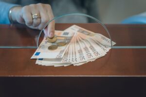 Sportello postale: impiegata che dà la pensione