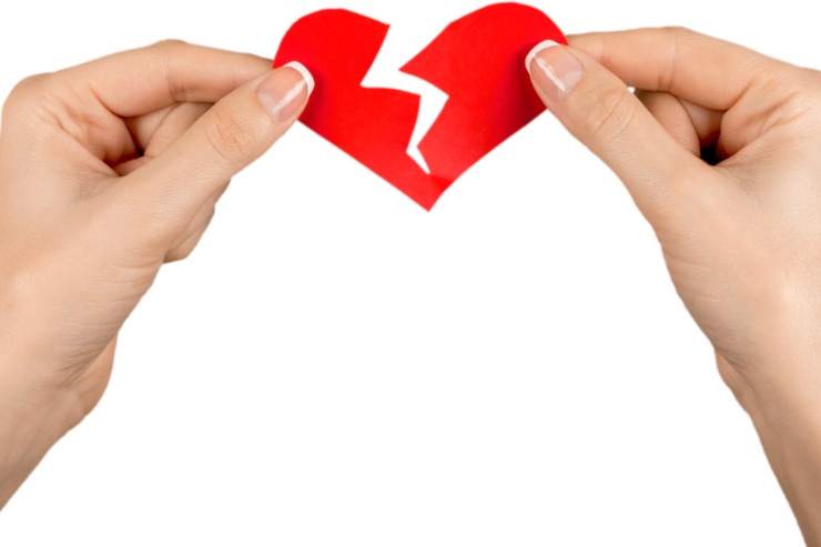 due mani tengono un cuore spezzato