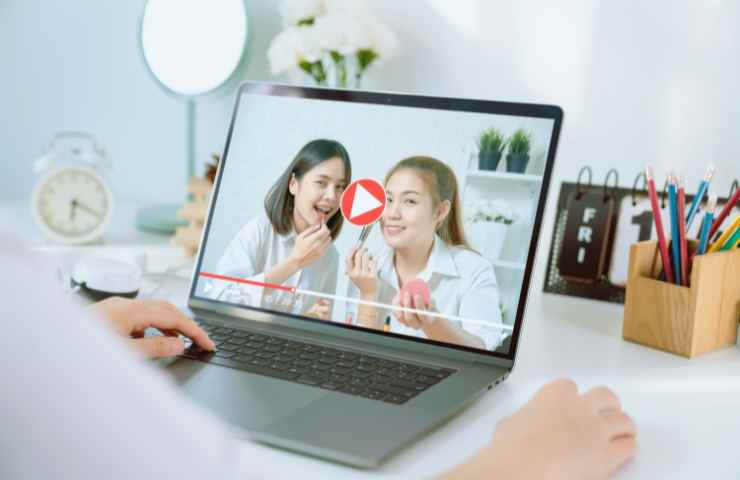 persona giarda video al pc