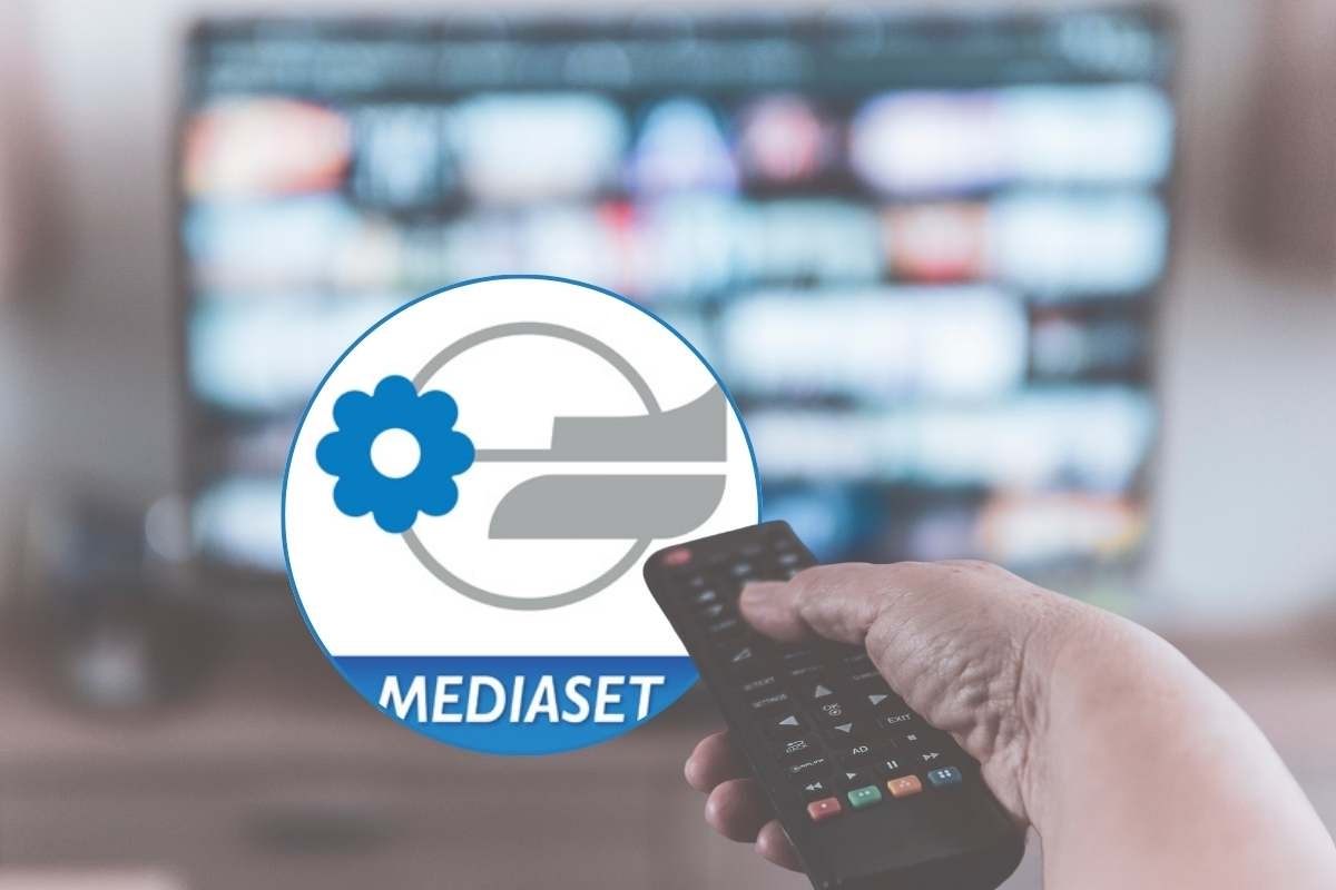 telegomando puntato alla TV e logo mediaset