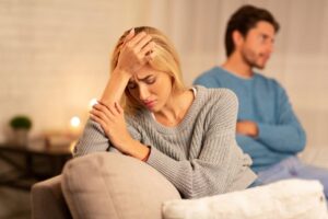 uomo e donna di spalle arrabbiati e tristi