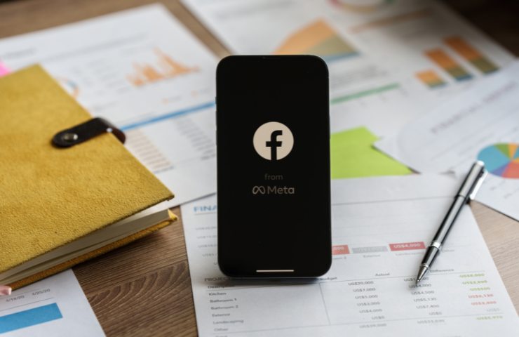 smartphone e logo facebook