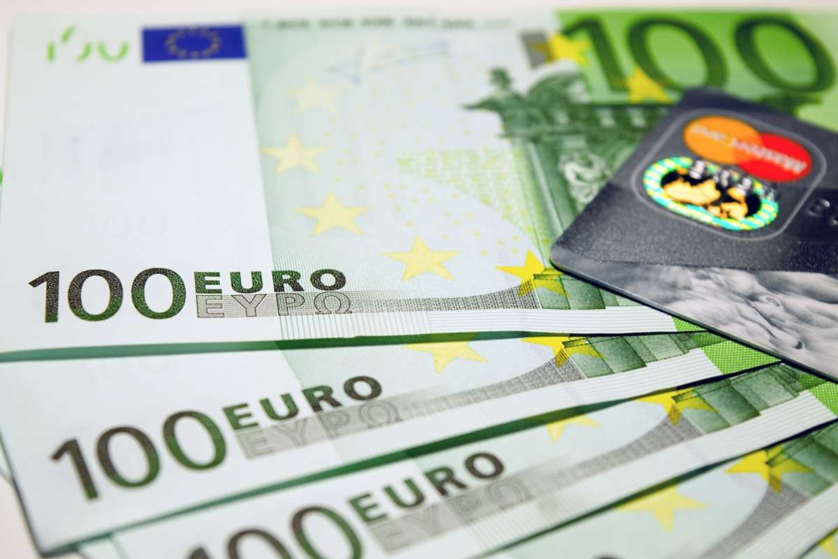 banconote da 100€ e carta di credito