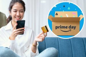 Donna con cellulare e carta, scatola Amazon Prima Day