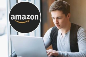 Uomo al pc, logo Amazon