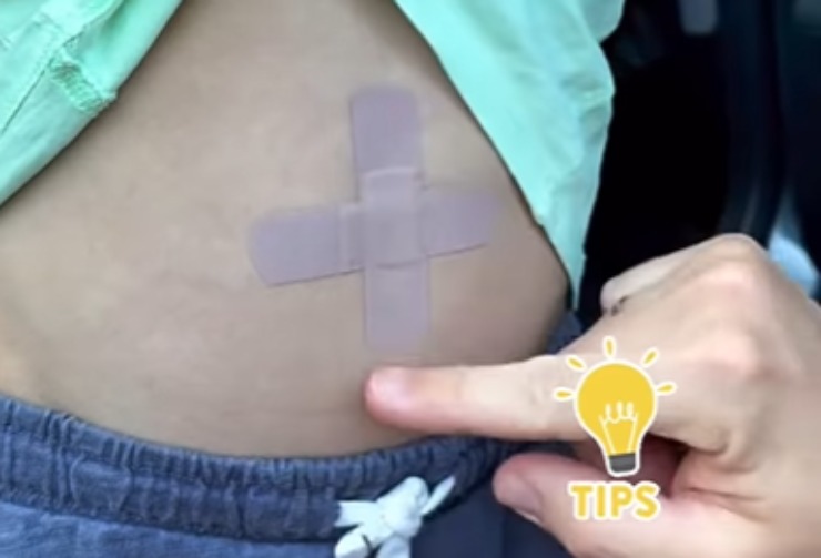 Video Instagram di un papà che mette due cerotti incrociati sull'ombelico del figlio