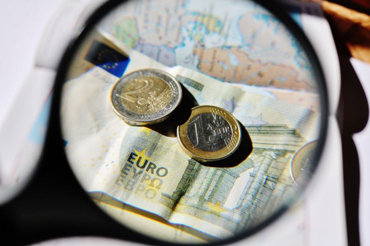 Lente d'ingrandimento su banconote e monete euro