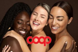 Tre donne che si abbracciano e logo Coop