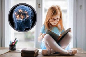 cervello e bambina che legge