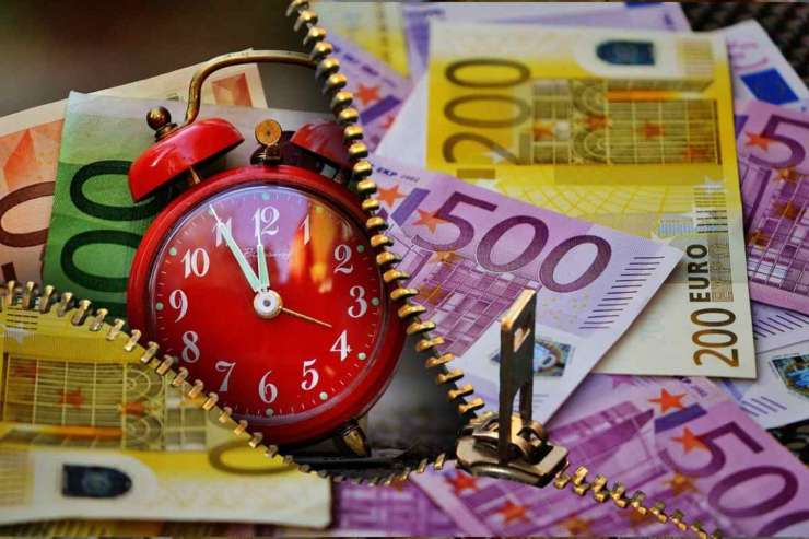 illustrazione sveglia e banconote euro