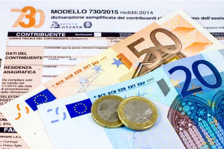 Modello 730 e banconote/monete euro sopra