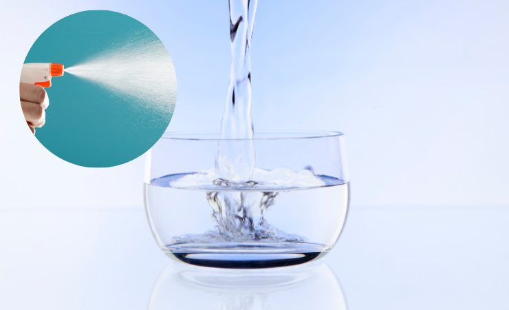 acqua in contenitore e flacone spray
