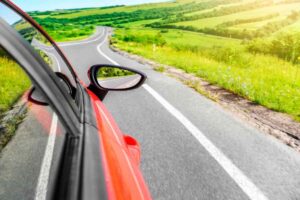 Auto in una strada in salita