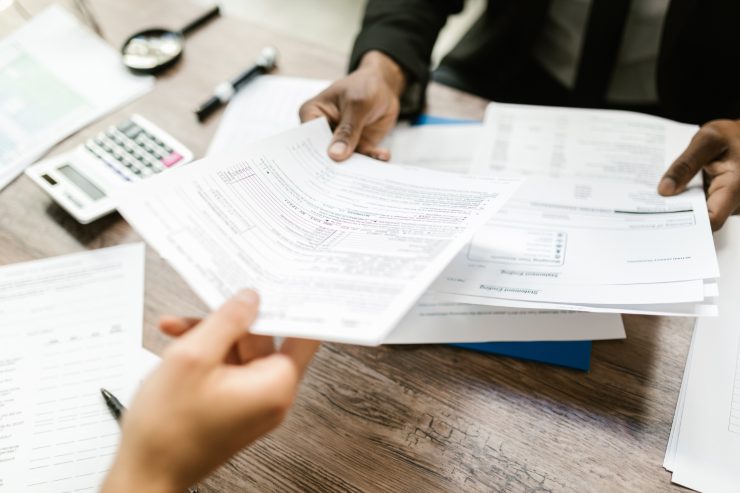 Successore e notaio che si scambiano le pratiche di successione