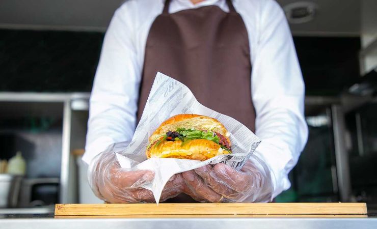 Uomo con panino