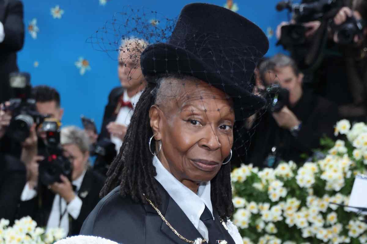 Whoopi Golberg con un cilindro in testa