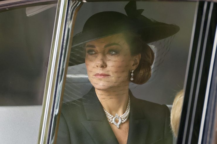 Kate Middleton in macchina vestita di nero