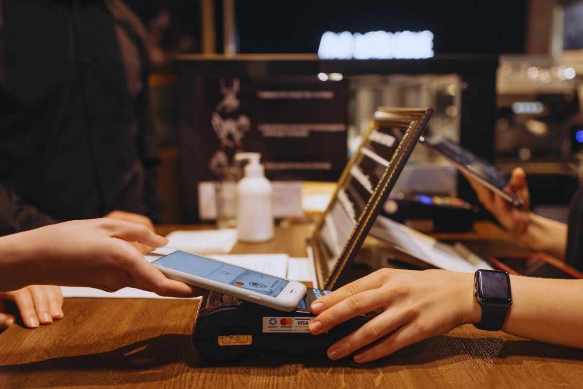 Persona che effettua pagamento tramite smartphone