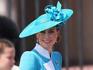 Kate Midleton sorridente, vestita di azzurro