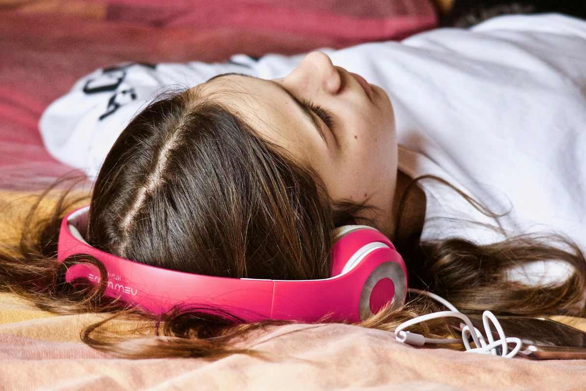 donna che ascolta musica