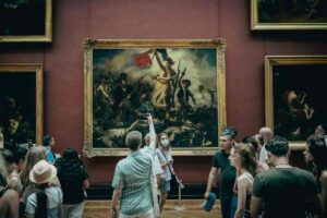 Museo Louvre persone all'interno