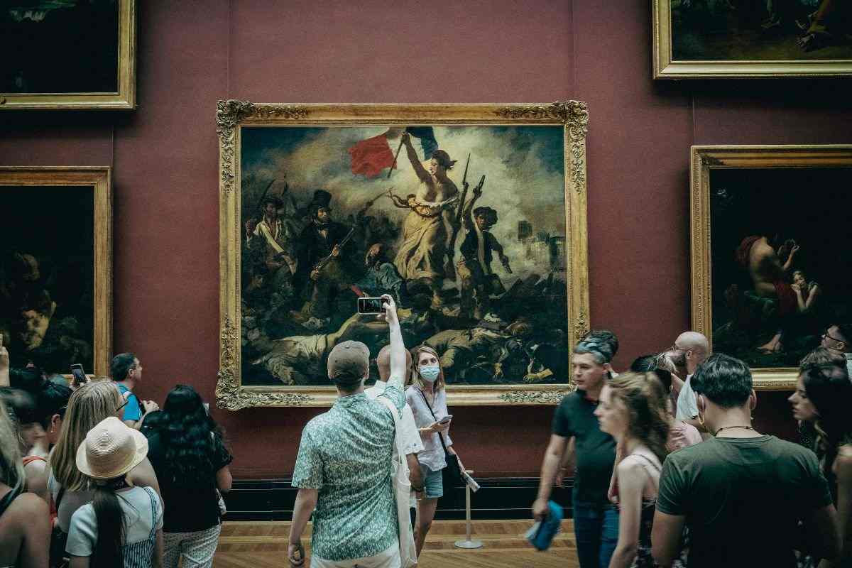 Museo Louvre persone all'interno