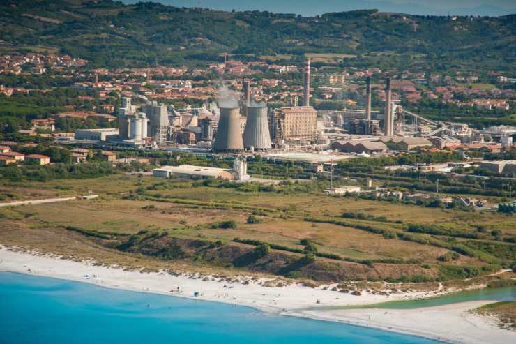 Rosignano Solvay, fabbrica vicino alla spiaggia
