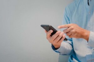 uomo usa smartphone