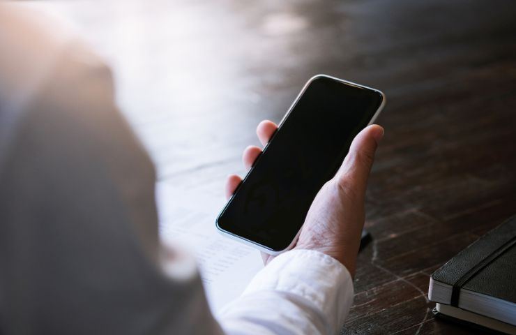 mano che mantiene smartphone