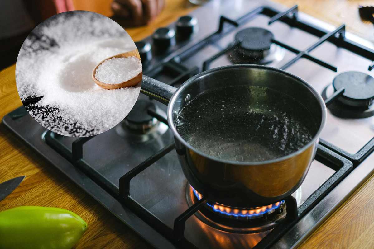 pentola con acqua sul fuoco e sale