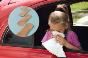 Bambina che ha la nausea in auto e cerotti