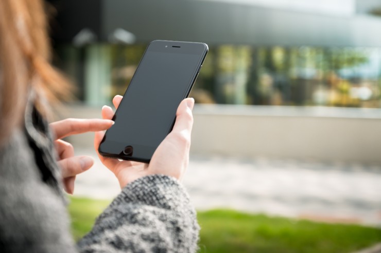 Ragazza che osserva lo smartphone