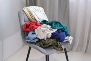 Sedia piena di vestiti ammassati