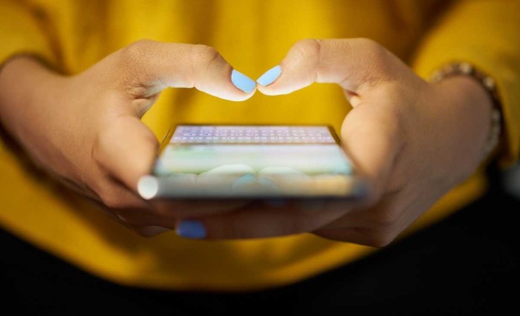 Persona con cellulare
