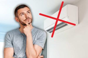 uomo che pensa e croce sul condizionatore