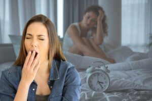 donna che sbadiglia e che non riesce a dormire