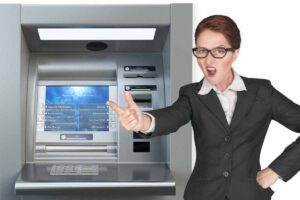 donna arrabbiata bancomat