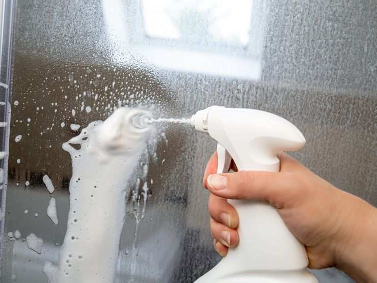 spray sui vetri del box doccia