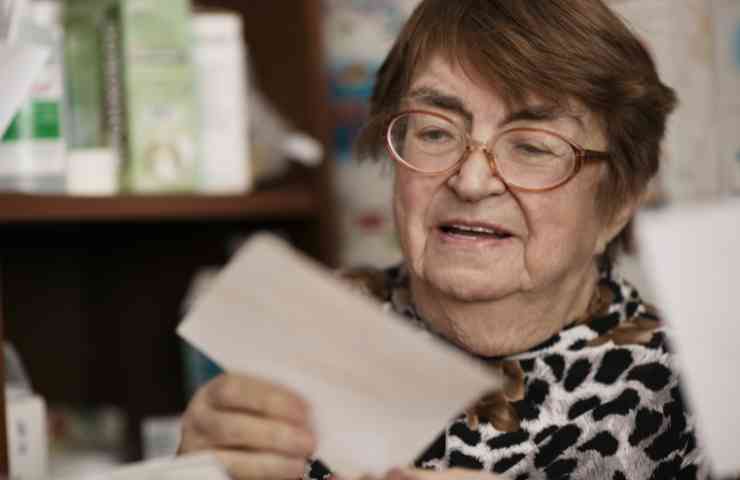 anziano legge documento