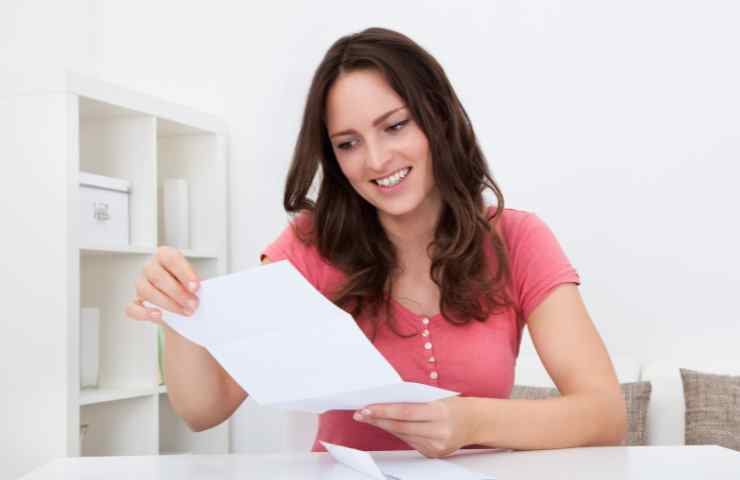 donna felice legge documento