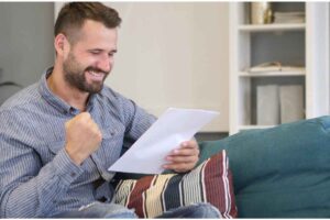 uomo felice legge documento