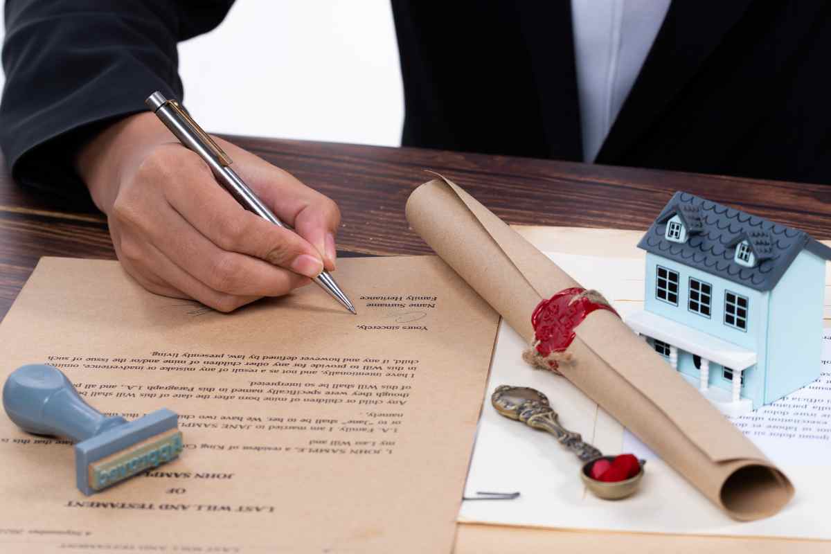 persona scrive testamento