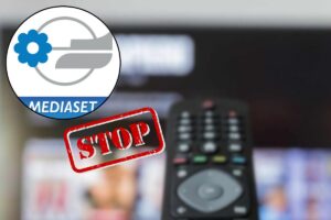 Logo Canale 5, scritta Stop e telecomando con tv