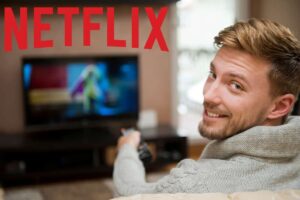 ragazzo guarda la tv e scritta Netflix
