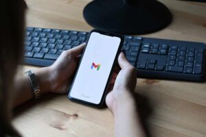 cellulare con simbolo gmail