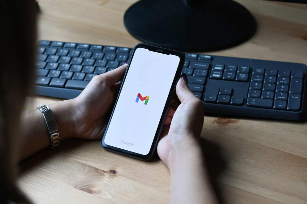 cellulare con simbolo gmail