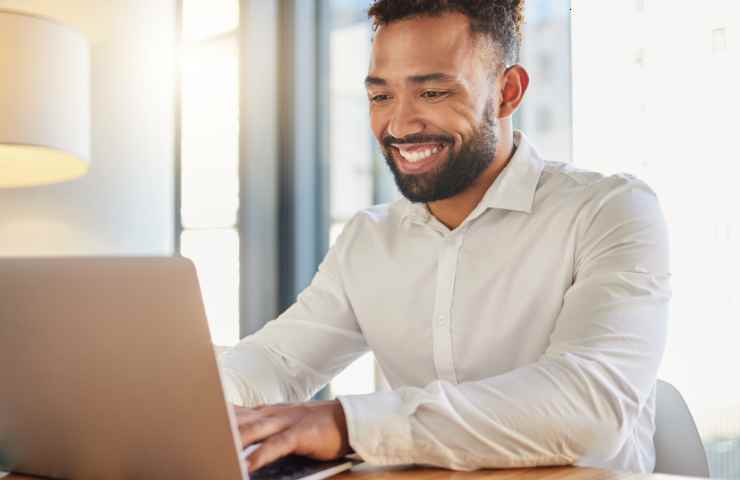 uomo sorridente usa pc