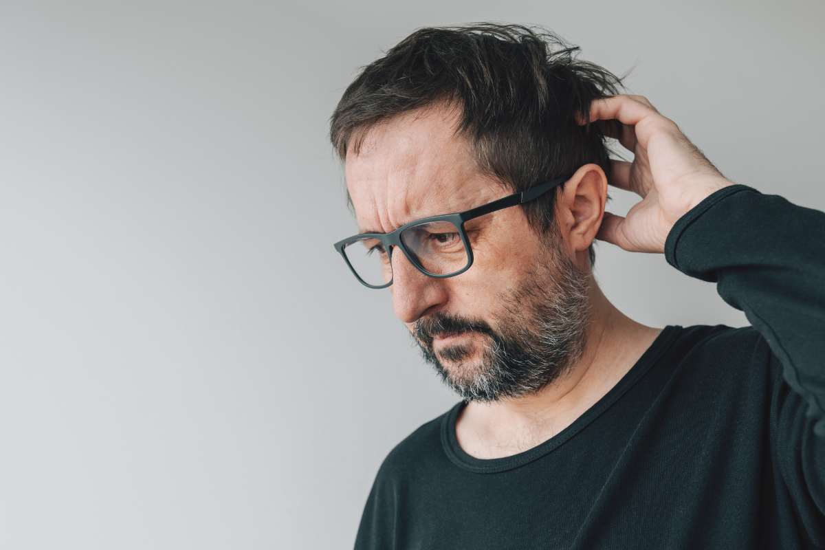 uomo perplesso