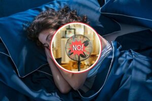 donna che dorme, ventilatore e scritta no