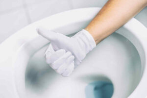 wc pulito mano con pollie in su